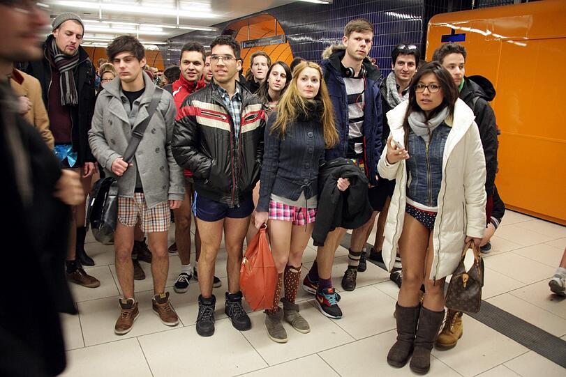 So macht U-Bahn fahren Spaß. Die Bilder vom Unterhosen-Flashmob in München.