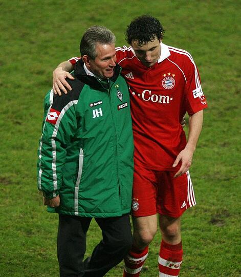 Jupp Heynckes als Trainer von Mönchengladbach, im Gespräch mit Bayern-Kapitän Mark van Bommel.