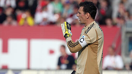 War nach dem 0:1 bedient: FCN-Keeper Raphael Schäfer. War nach dem 0:1 bedient: FCN-Keeper Raphael Schäfer.