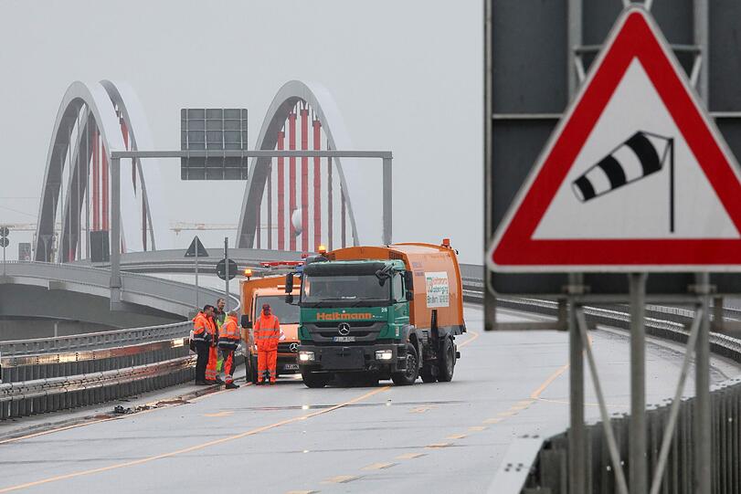 Schrecklicher Unfall bei Itzehoe: Ein überfüllter Audi rast in den Gegenverkehr. Zwei Menschen, darunter ein Kind, sterben bei dem Frontalcrash. Die Bilder von der Unfallstelle.