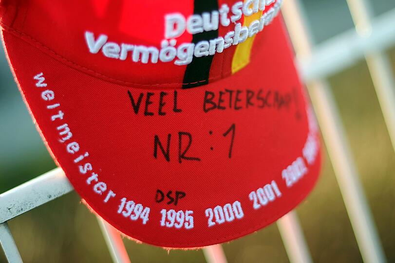 "Gute Besserung" schrieb ein holländischer Schumi-Fan auf eine Kappe und hängte sie an den Zaun von Schumis Kart-Bahn in Kerpen.