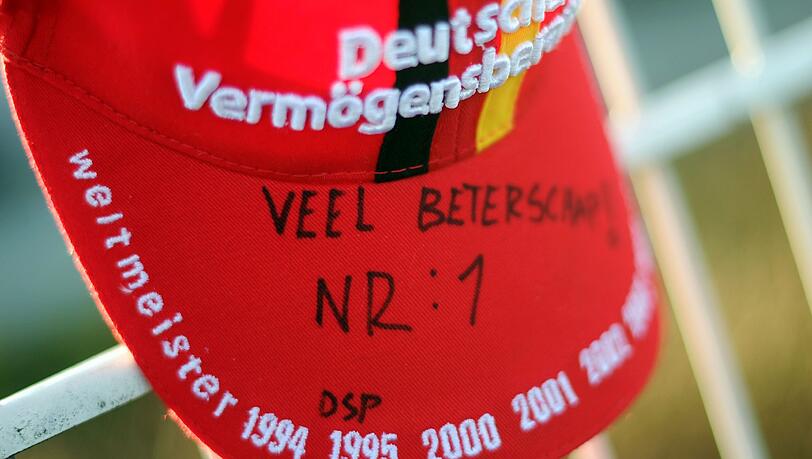 "Gute Besserung" schrieb ein holländischer Schumi-Fan auf eine Kappe und hängte sie an den Zaun von Schumis Kart-Bahn in Kerpen.