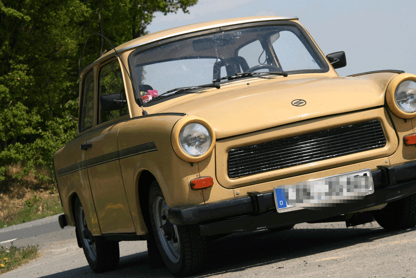 TRABANT: Der &bdquo;Volkswagen der DDR&ldquo;, ein Auto mit Kultstatus (&bdquo;Trabi&ldquo;). Insgesamt drei Millionen Mal in Zwickau hergestellt. Die Produktion läuft bis 1991.