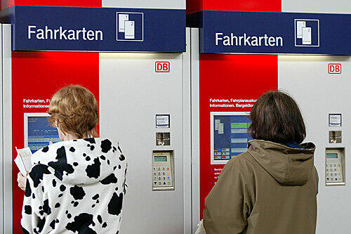 der 35-Jährige und seine Komplizen 2013 Fahrausweisautomaten der Deutschen Bahn geknackt. (Symbolbild).