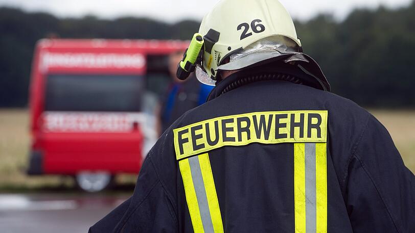 In einer Wohnung in Schwabing musste eine 75-Jährige von der Feuerwehr bei einem Zimmerbrand gerettet werden. (Symbolbild)