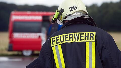 In einer Wohnung in Schwabing musste eine 75-Jährige von der Feuerwehr bei einem Zimmerbrand gerettet werden. (Symbolbild)