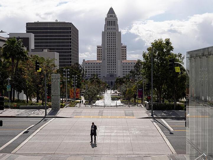 Ein Fußgänger überquert Grand Avenue in Los Angeles. Nun ist in Kalifornien eine Ausgangssperre für die gesamte Bevölkerung verhängt worden.