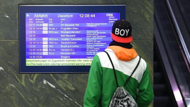 Ein Mann steht vor einer Anzeigetafel am Westbahnhof, die über den eingestellten Zugverkehr informiert. Foto: Helmut Fohringer Ein Mann steht vor einer Anzeigetafel am Westbahnhof, die über den eingestellten Zugverkehr informiert. Foto: Helmut Fohringer