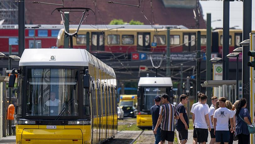 Im Juni, Juli und August können Fahrgäste für nur neun Euro pro Monat mit dem ÖPNV durch ganz Deutschland fahren.