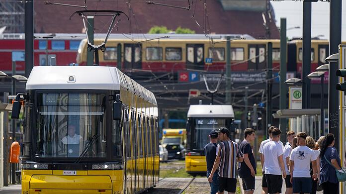 Im Juni, Juli und August können Fahrgäste für nur neun Euro pro Monat mit dem ÖPNV durch ganz Deutschland fahren.