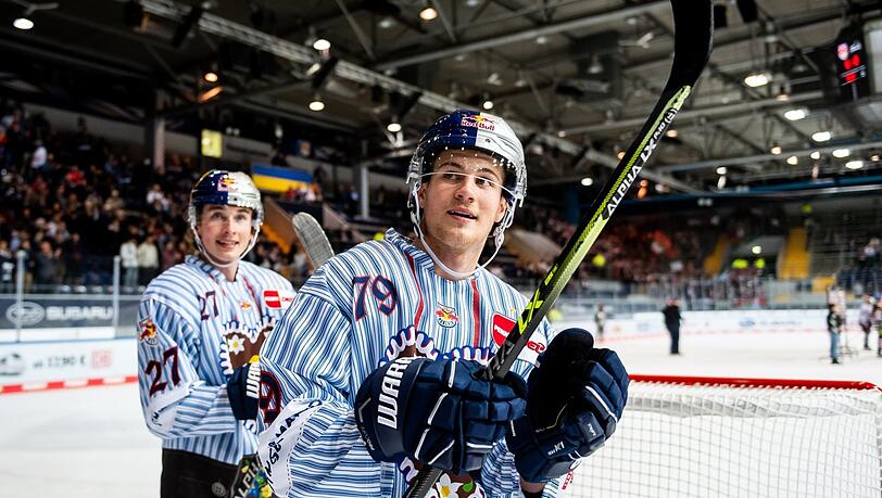 Vertrauensbeweis: Philipp Krening (r.) ist weiter im DEL-Team des EHC Red Bull München.