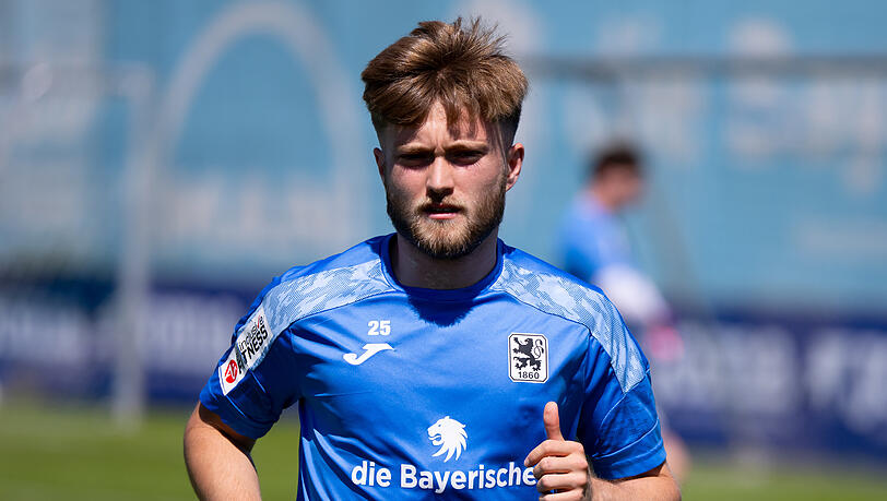 Nach dem Verlust der Drittliga-Lizenz und dem Neustart in der Regionalliga Bayern absolvieren zunächst Spieler der U21 sowie Profis mit gültigem Regionalliga-Vertrag die erste Einheit. Der Sohn von Phil Collins ist ebenso dabei. Nach dem Verlust der Drittliga-Lizenz und dem Neustart in der Regionalliga Bayern absolvieren zunächst Spieler der U21 sowie Profis mit gültigem Regionalliga-Vertrag die erste Einheit. Der Sohn von Phil Collins ist ebenso dabei.