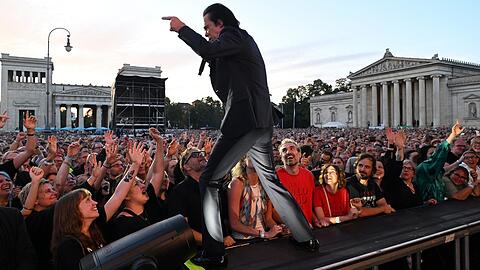Nick Cave spielt vor 13.500 Zuschauern auf dem K&ouml;nigsplatz.