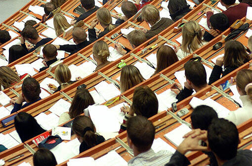 Ein Hörsaal an der Universität: Wer in Deutschland keinen Studienplatz bekommt, hat in der Schweiz gute Chancen. Und daran soll sich zunächst auch nichts ändern.
