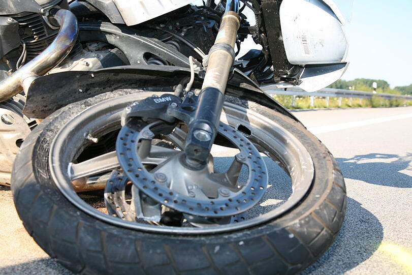 Schwerer Motorradunfall (Symbolbild)
