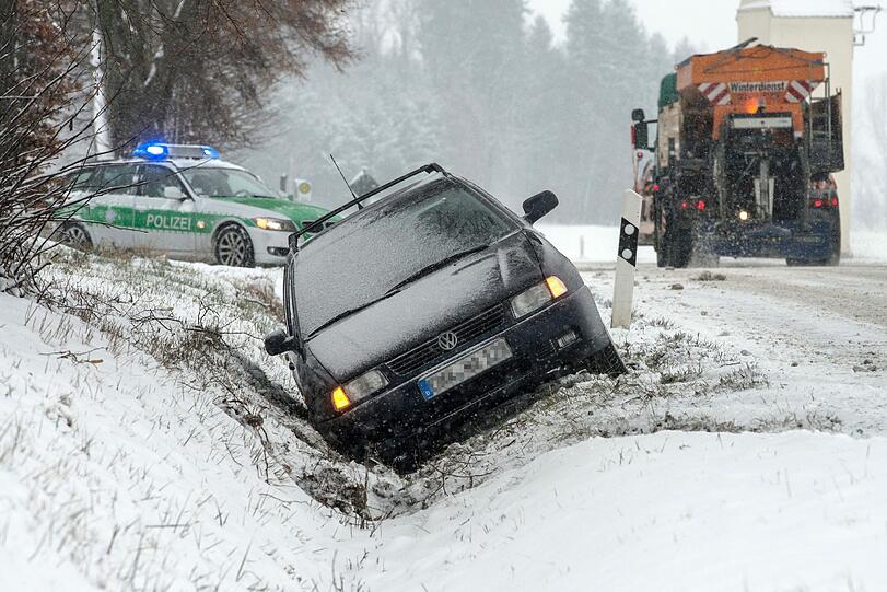 Nahe Fürth landete ein VW im Straßengraben.