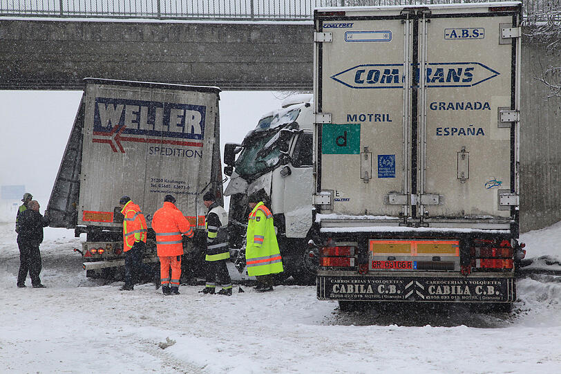 Auf der A8 rutscht ein Lkw am Dienstag auf das vorausfahrende Fahrzeug. Wegen Schneeglätte kam er nicht mehr rechtzeitig zum Stehen. Die zwei Fahrer werden verletzt.