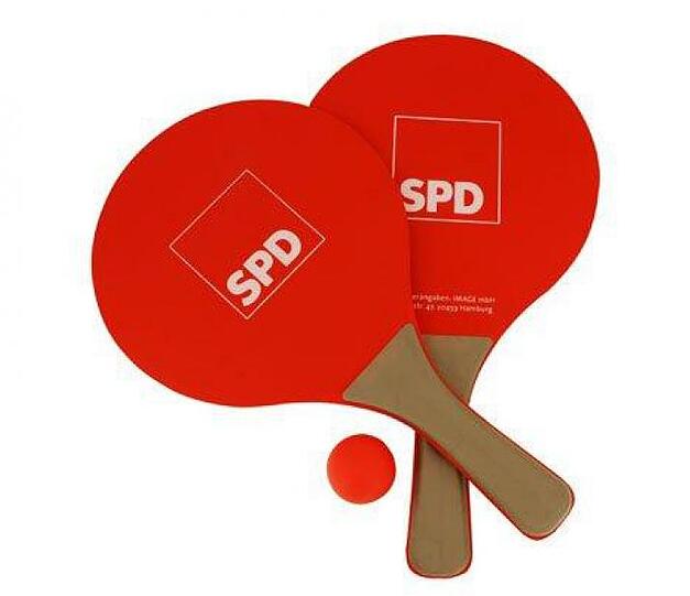 Mit diesem Beachball-Set lädt die SPD am Strand zum Spiel ein. Ob Urlauber in CDU-Schlappen mitspielen dürfen?