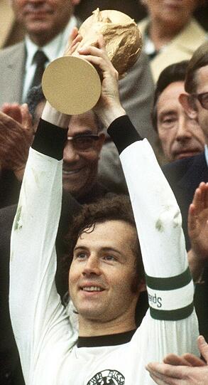 Franz Beckenbauer mit dem Weltmeister-Pokal im Jahre 1974. Er spielte 103 Mal in der Zeit zwischen 1965 und 1977 für Deutschland.