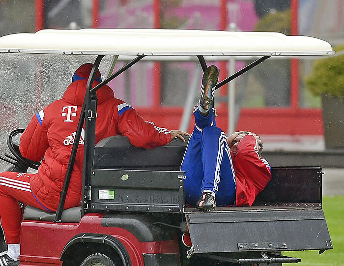 Der FCB-Schock in Bildern - hier wird der verletzte Philipp Lahm beim Training abtransportiert!