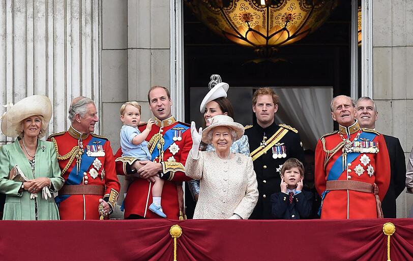 Die Royal Family &ndash; die Queen zwischen (v. l.) Camilla, Prinz Charles, Prinz George, Prinz William, Kate, Prinz Harry, Prinz Philip und Prinz Andrew.