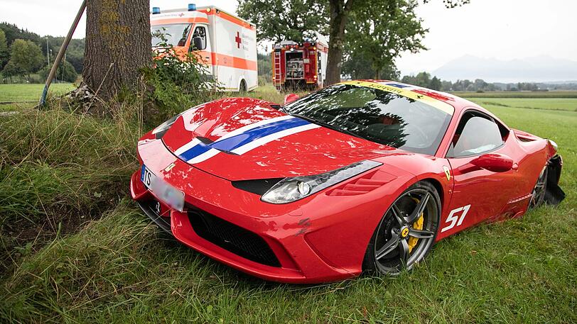 Auf der Kreisstraße TS 3 in Richtung Winkl krachte der Ferrari am Vormittag kurz nach dem Ortsschild von Grabenstätt in einen Baum.