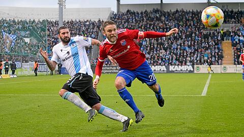 Löwe gegen Ex-Löwe: Sascha Mölders (l.) vom TSV 1860 München im Duell gegen Hachings Dominik Stahl.