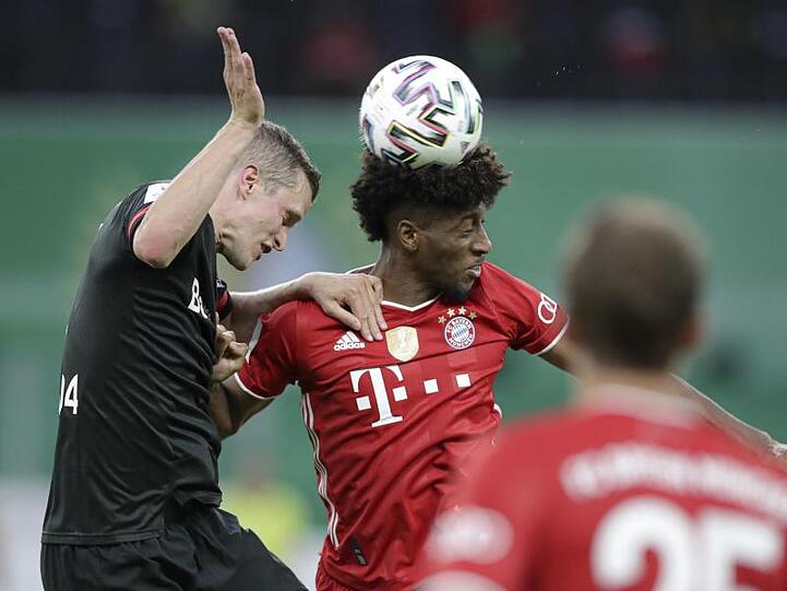 Leverkusens Sven Bender (l) und Bayerns Kingsley Coman kämpfen um den Ball. Foto: Michael Sohn/AP Pool/dpa