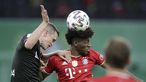 Leverkusens Sven Bender (l) und Bayerns Kingsley Coman kämpfen um den Ball. Foto: Michael Sohn/AP Pool/dpa