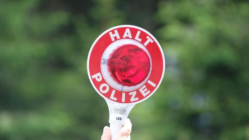 Eine Polizistin hält während einer Polizeikontrolle eine rote Winkerkelle in die Höhe. Foto: Sebastian Willnow/zb/dpa/Archivbild Eine Polizistin hält während einer Polizeikontrolle eine rote Winkerkelle in die Höhe. Foto: Sebastian Willnow/zb/dpa/Archivbild