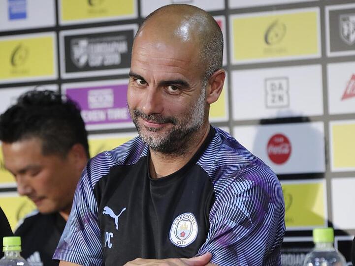 Pep Guardiola, Trainer Manchester, lächelt während der Pressekonferenz. Foto: Koji Sasahara/AP/dpa