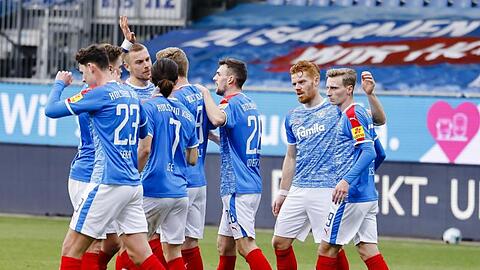 Die Spieler von Holstein Kiel feiern den Sieg gegen Erzgebirge Aue.