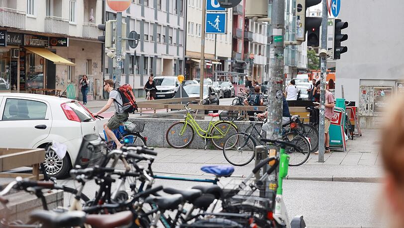 In der Augustenstraße ist es eng: Zu viele Fußgänger, Autos und Radler teilen sich zu wenig Platz.