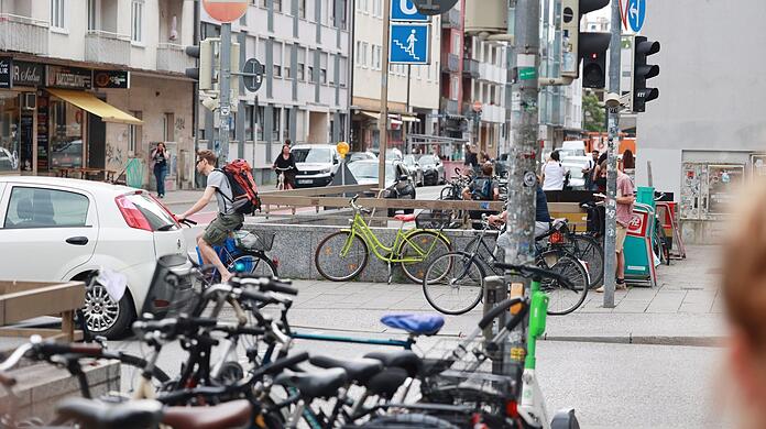 In der Augustenstraße ist es eng: Zu viele Fußgänger, Autos und Radler teilen sich zu wenig Platz.