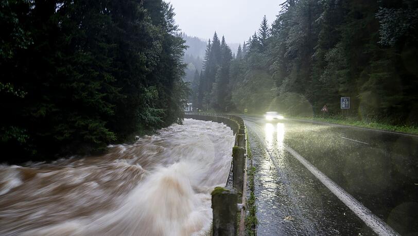 Die Elbe bei Vrchlabi im Riesengebirge ist nach dem Dauerregen zu einem reißenden Fluss geworden.