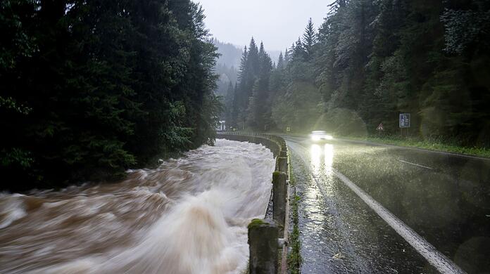 Die Elbe bei Vrchlabi im Riesengebirge ist nach dem Dauerregen zu einem rei&szlig;enden Fluss geworden.