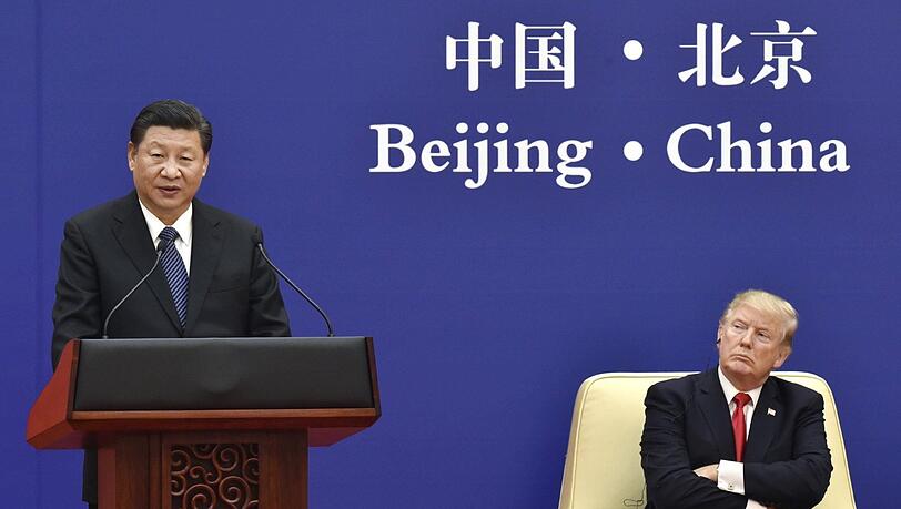 US-Präsident Donald Trump (r.) hört dem chinesischen Präsidenten Xi Jinping bei einer Rede im Jahr 2017 zu. Der Ton wird nach Einschätzung von Experten in den nächsten vier Jahren noch um einiges rauer werden. US-Präsident Donald Trump (r.) hört dem chinesischen Präsidenten Xi Jinping bei einer Rede im Jahr 2017 zu. Der Ton wird nach Einschätzung von Experten in den nächsten vier Jahren noch um einiges rauer werden.