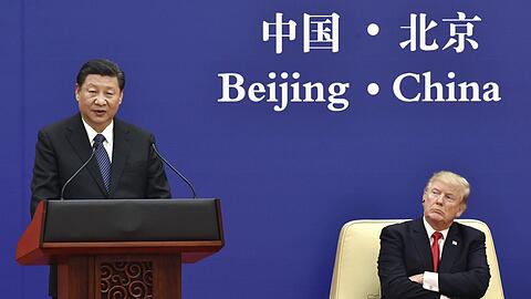 US-Präsident Donald Trump (r.) hört dem chinesischen Präsidenten Xi Jinping bei einer Rede im Jahr 2017 zu. Der Ton wird nach Einschätzung von Experten in den nächsten vier Jahren noch um einiges rauer werden.