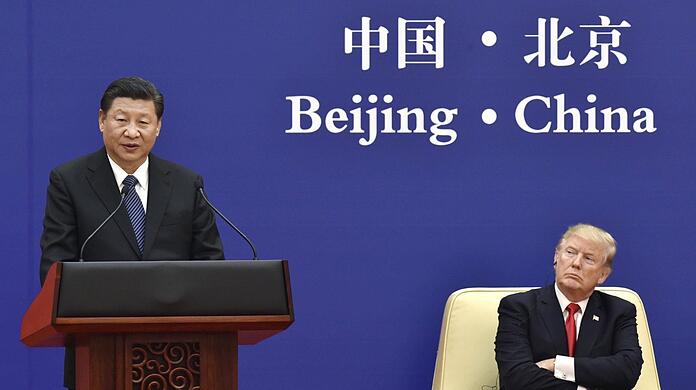 US-Präsident Donald Trump (r.) hört dem chinesischen Präsidenten Xi Jinping bei einer Rede im Jahr 2017 zu. Der Ton wird nach Einschätzung von Experten in den nächsten vier Jahren noch um einiges rauer werden.