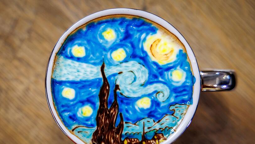 Kunst im Kaffee: Der Milchschaum verwandelt sich in ein berühmtes Werk des Malers Vincent van Gogh.