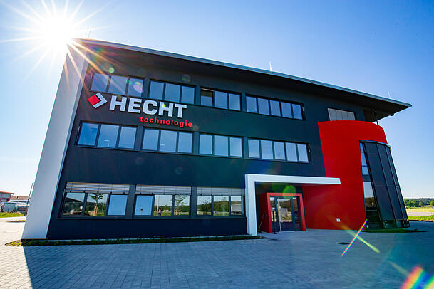 Der Firmensitz von Hecht Technologie.	Das Unternehmen mit rund 140 Mitarbeitern ist auf die Planung und den Bau von Maschinen f&uuml;r Sch&uuml;ttguthandling spezialisiert.
