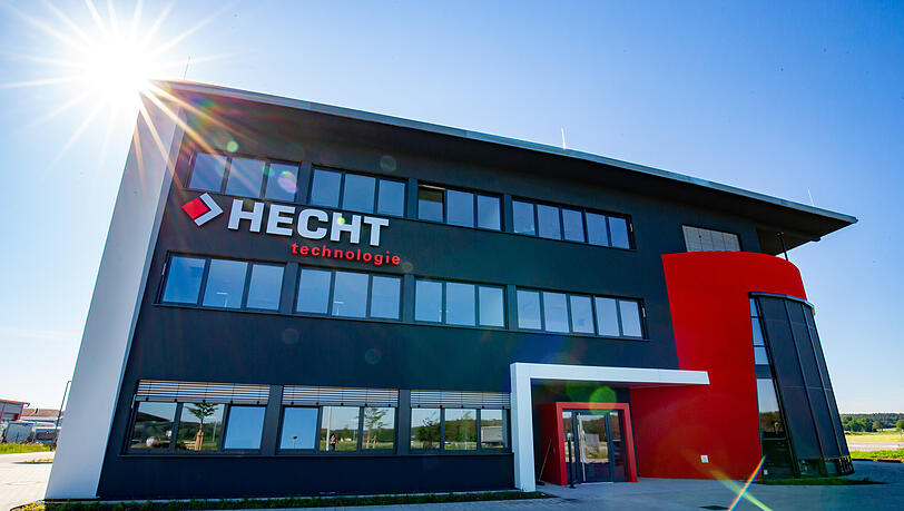 Der Firmensitz von Hecht Technologie.	Das Unternehmen mit rund 140 Mitarbeitern ist auf die Planung und den Bau von Maschinen f&uuml;r Sch&uuml;ttguthandling spezialisiert.