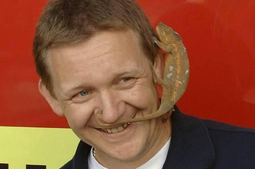 Das Chamäleon freundet sich mit einem Feuerwehrmann an.