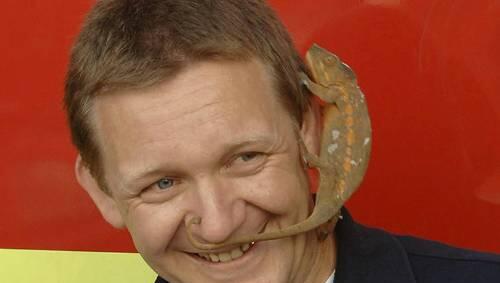 Das Chamäleon freundet sich mit einem Feuerwehrmann an. Das Chamäleon freundet sich mit einem Feuerwehrmann an.
