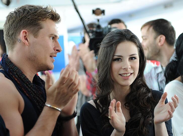 Lena mit dem Blue-Sänger Duncan James auf einer Schifffahrt über den Rhein. Alle Kandidaten der großen fünf Länder nahmen daran teil.