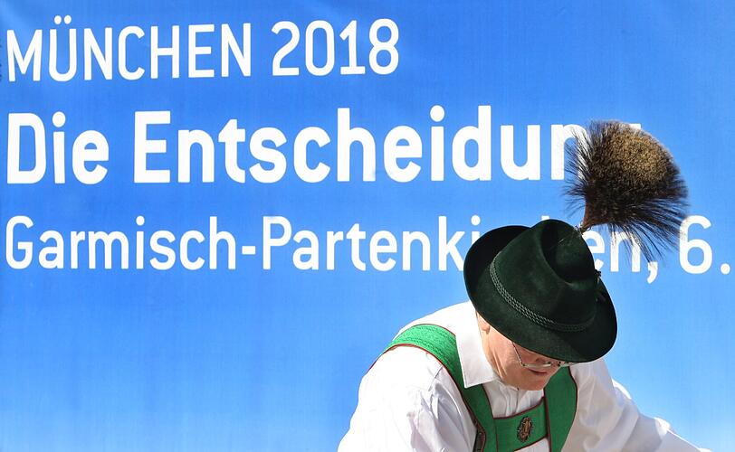 Ein Trachtler geht zum Public Viewing.
