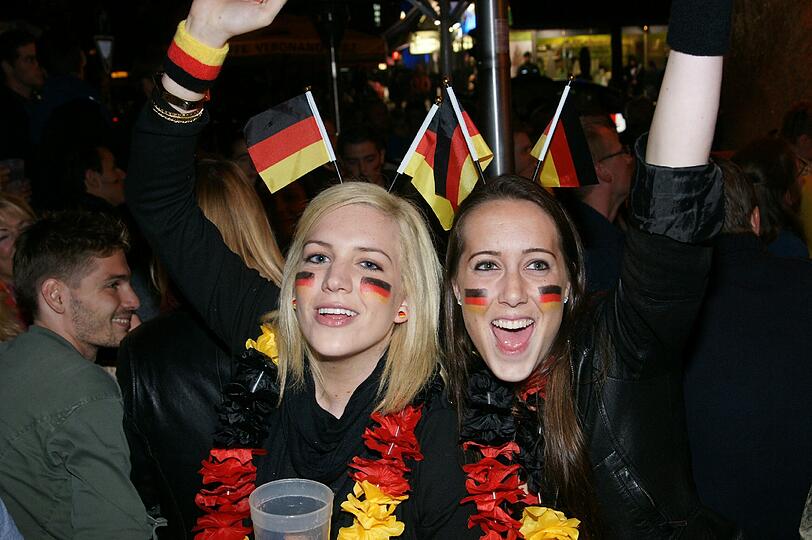 Schade Holland: So feiert München nach dem 2:1-Sieg der Deutschen Fußball-Nationalmannschaft gegen die Niederlande. Die besten Bilder aus der Leopoldstraße und diversen Münchner "EM-Kneipen".