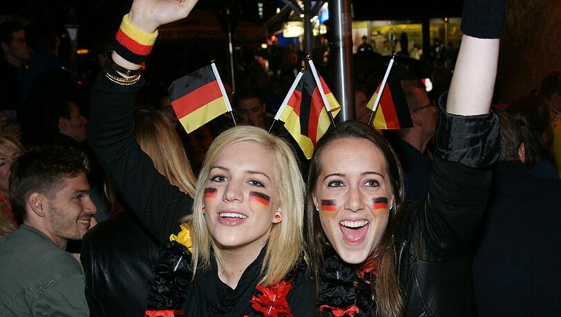 Schade Holland: So feiert München nach dem 2:1-Sieg der Deutschen Fußball-Nationalmannschaft gegen die Niederlande. Die besten Bilder aus der Leopoldstraße und diversen Münchner "EM-Kneipen". Schade Holland: So feiert München nach dem 2:1-Sieg der Deutschen Fußball-Nationalmannschaft gegen die Niederlande. Die besten Bilder aus der Leopoldstraße und diversen Münchner "EM-Kneipen".