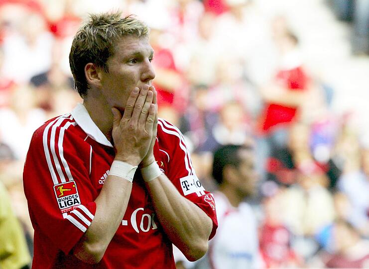 Sein Debüt im Bayern-Dress gab "Schweini" bereits zwei Jahre zuvor - und das gleich in der Champions League: In der 76. Minute für Mehmet Scholl eingewechselt, lief der damals 18-Jährige am 13. November 2002 im Vorrundenspiel der Königsklasse beim 3:3-Unentschieden gegen den RC Lens erstmals für den Rekordmeister auf und hinterließ dabei einen guten Eindruck.(Symbolbild)