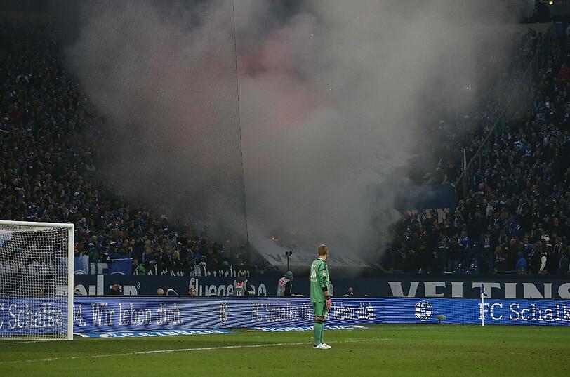 24.11.2012 Randale in der Arena auf Schalke: Schalker Ultras zündeten mehrere Bengalos, so dass die zweite Halbzeit nur mit Verspätung beginnen konnte. Die Polizei hat ein Strafverfahren eingeleitet.